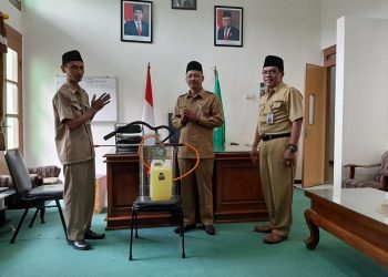Cegah Penyebaran Covid-19, Kemenag Pati Terima Bantuan Bahan dan Alat Penyemprotan Cairan Disinfektan
