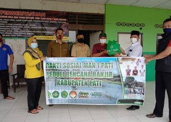 MAN 1 Pati Beri Bantuan Warga Terdampak Banjir