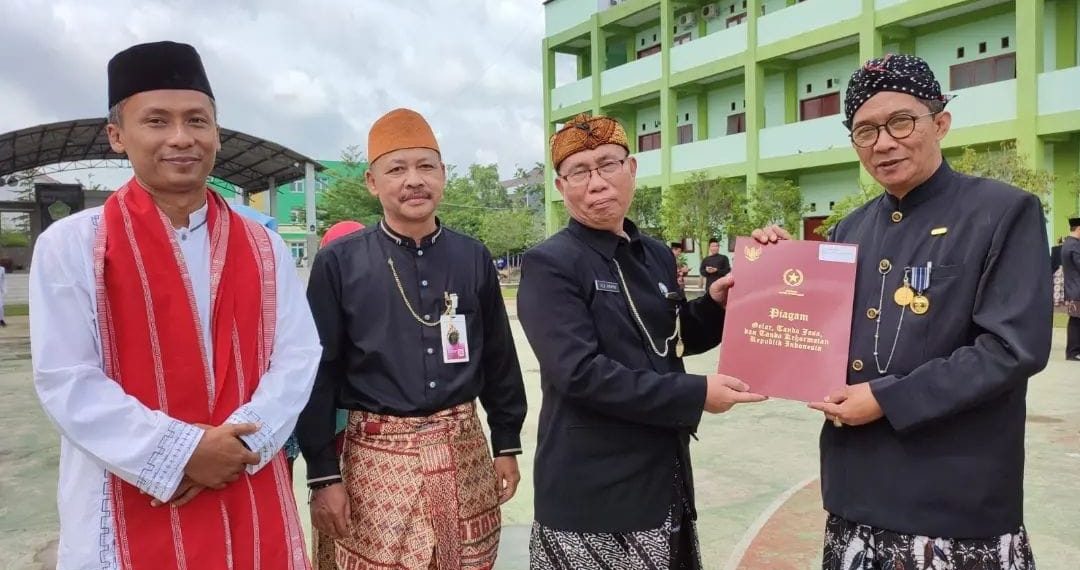 Mengabdi Sejak 1990, Kepala MTsN 1 Pati Terima Satyalancana Karya Satya XXX