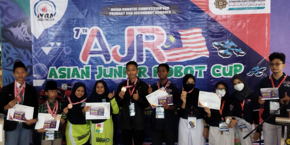 Harumkan Nama Indonesia, Tim Robotik MTsN 1 Pati Raih Medali di Malaysia