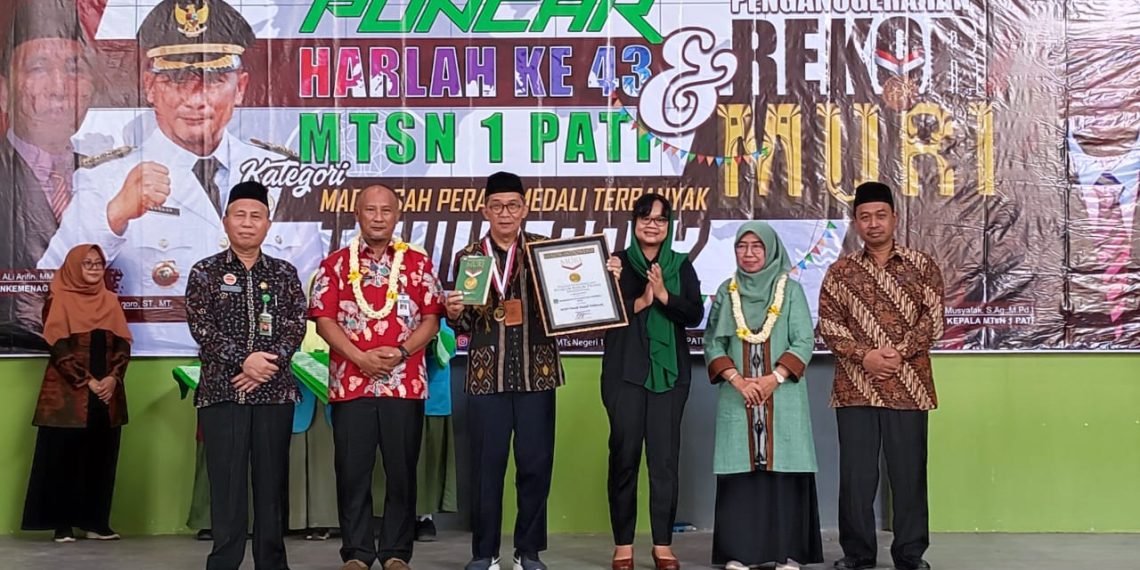 Harlah Ke-43, MTsN 1 Pati Terima Kado Rekor MURI