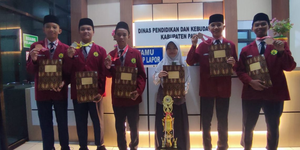 Enam Siswa MTsN 1 Pati Terima Penghargaan Bupati
