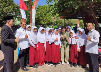 Miss Giulia Berbaur dengan Masyarakat Sekitar MTsN 1 Pati