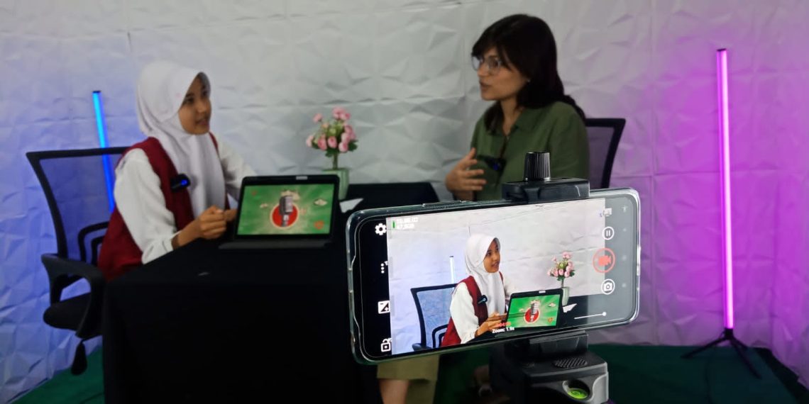 Rahasia Sukses Queisha, Siswa Kelas 7 MTsN 1 Pati Podcast dengan Miss Giulia, Volunteer Asal Italia