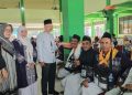 Kakankemenag Pati Ahmad Syaiku Bersama Ibu Ketua DWP, Nining S Rif'ah, menyambut kedatangan jemaah haji asal Kabupaten Pati di Gedung Jeddah Embarkasi Solo pada Sabtu (1/6/2024) dan Minggu (2/6/2024).