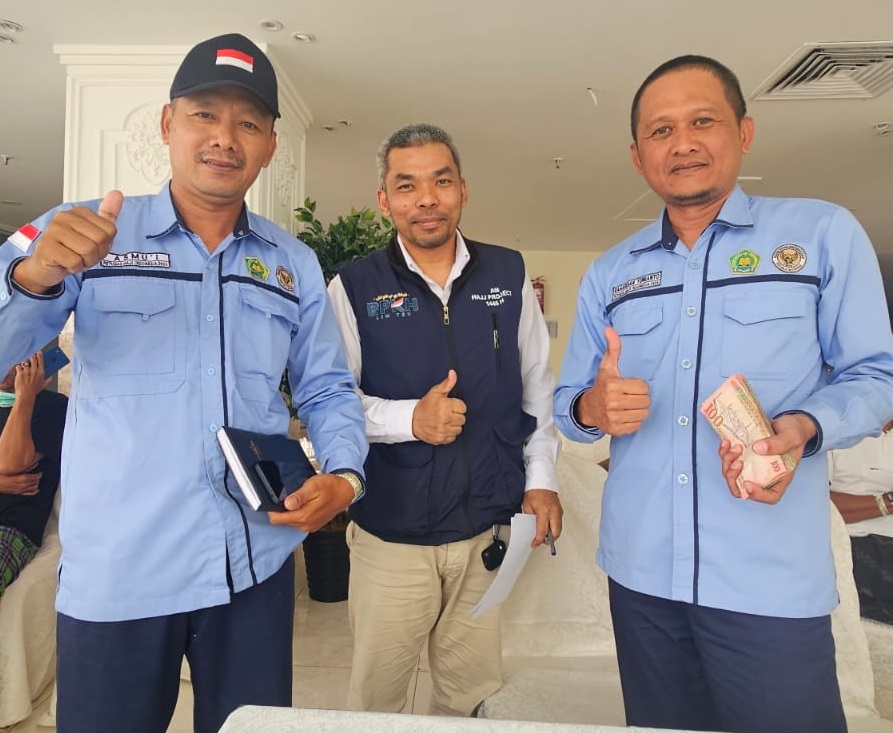 Perwakilan BPKH serahkan Dana kompensasi kepada Ketua Kloter SOC 53, Rahardian Yunianto, dengan disaksikan oleh perwakilan Kloter SOC 55