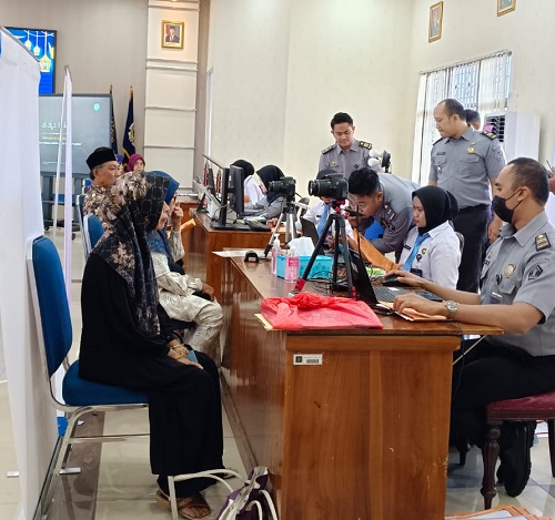 Calon Jemaah Haji Kab. Pati Tahun 1447 H/2026 M melakukan foto biometrik di Kantor Imigrasi Pati.